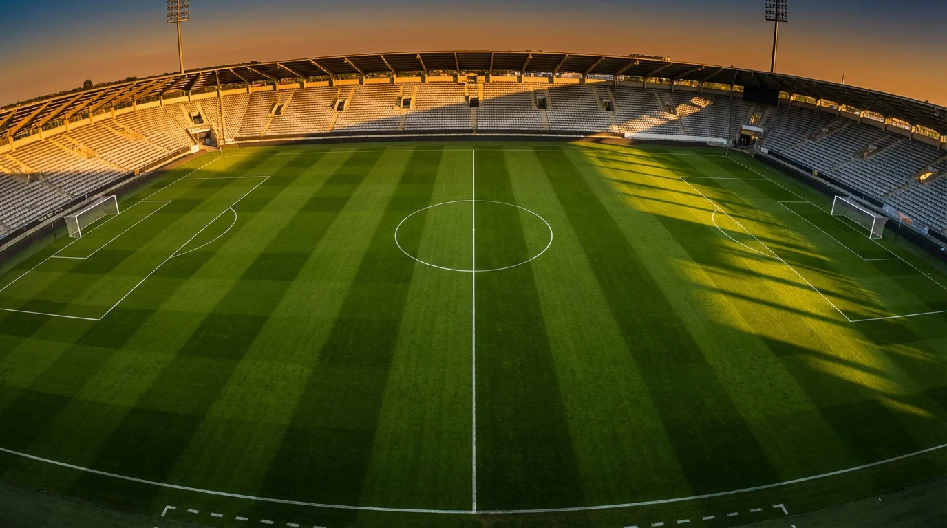 Dos porterías de fútbol enfrentadas en un campo de césped natural vistas desde el centro del campo