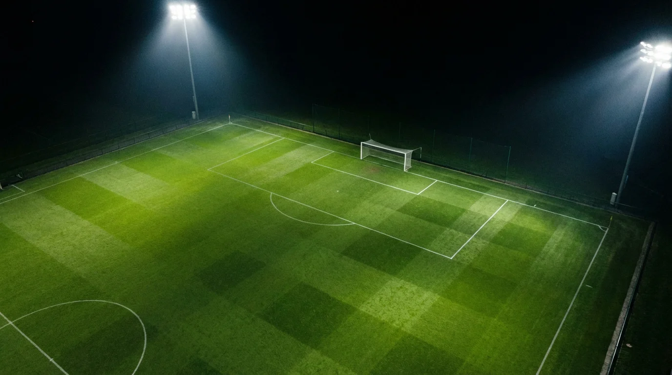 Campo de fútbol visto desde arriba con zonas iluminadas marcando áreas de disparo a portería