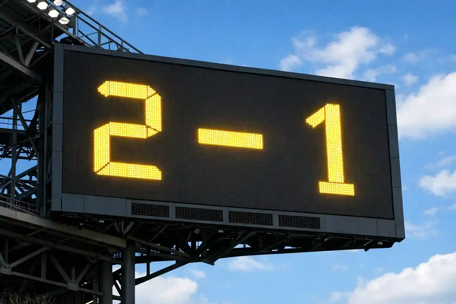 Marcador electrónico de estadio mostrando resultado de partido de fútbol